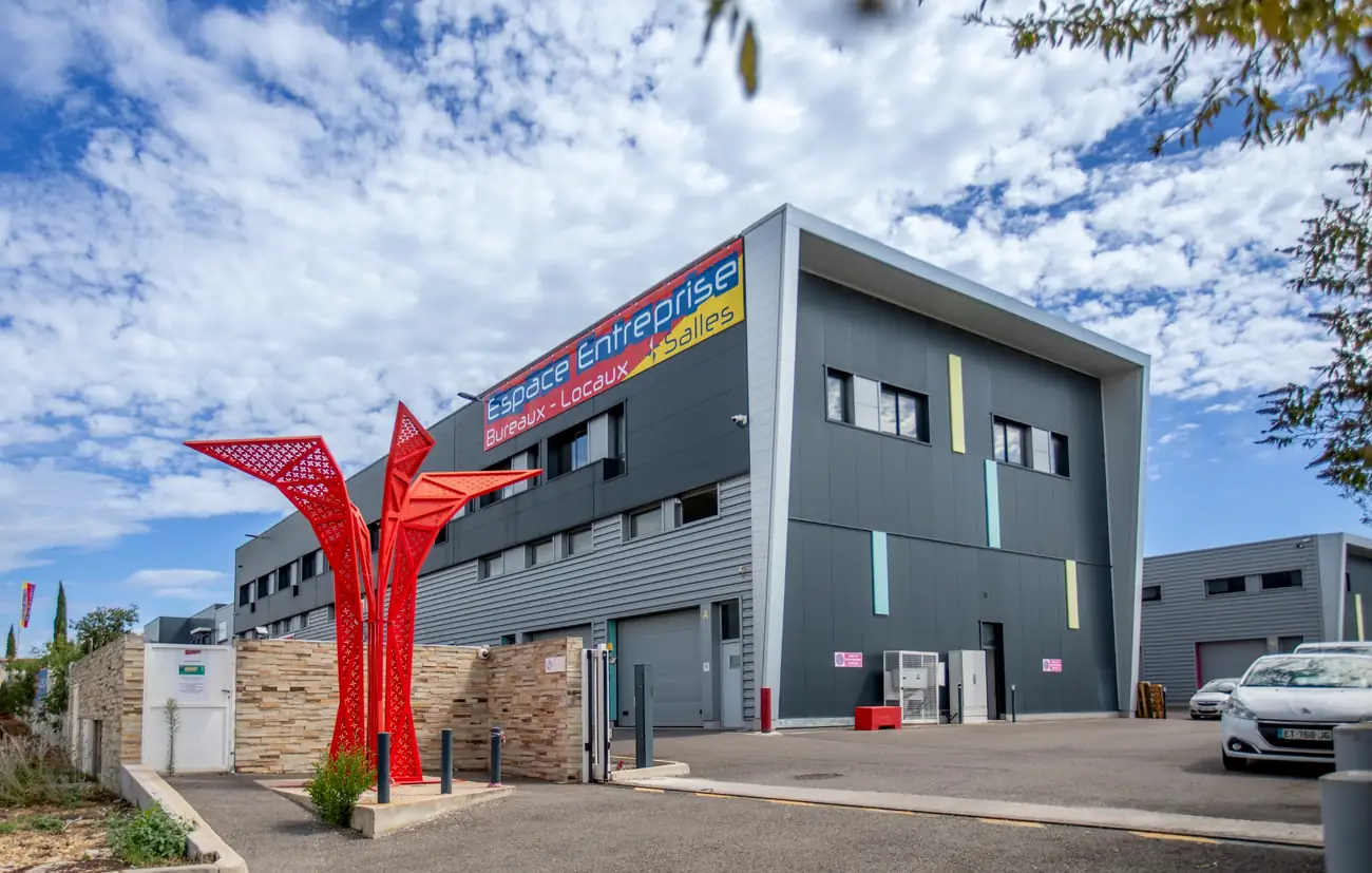 Bâtiment de locaux d’activité à Garosud Montpellier avec bureaux, salles et services