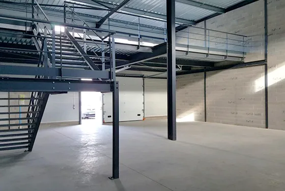 Intérieur de local d’activité à Garosud avec volume professionnel et mezzanine