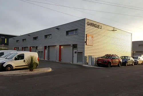 Façade de local d’activité à Garosud avec stationnement et accès véhicules