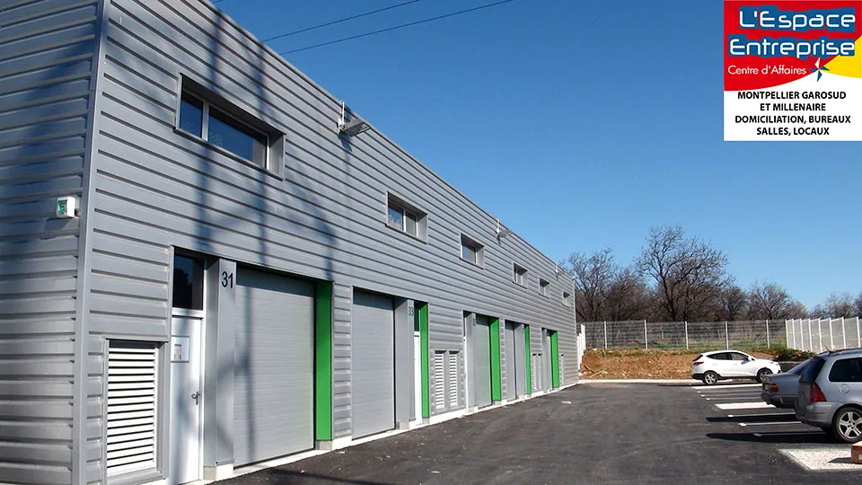 Locaux d’activité à Garosud avec portes sectionnelles et accès livraison